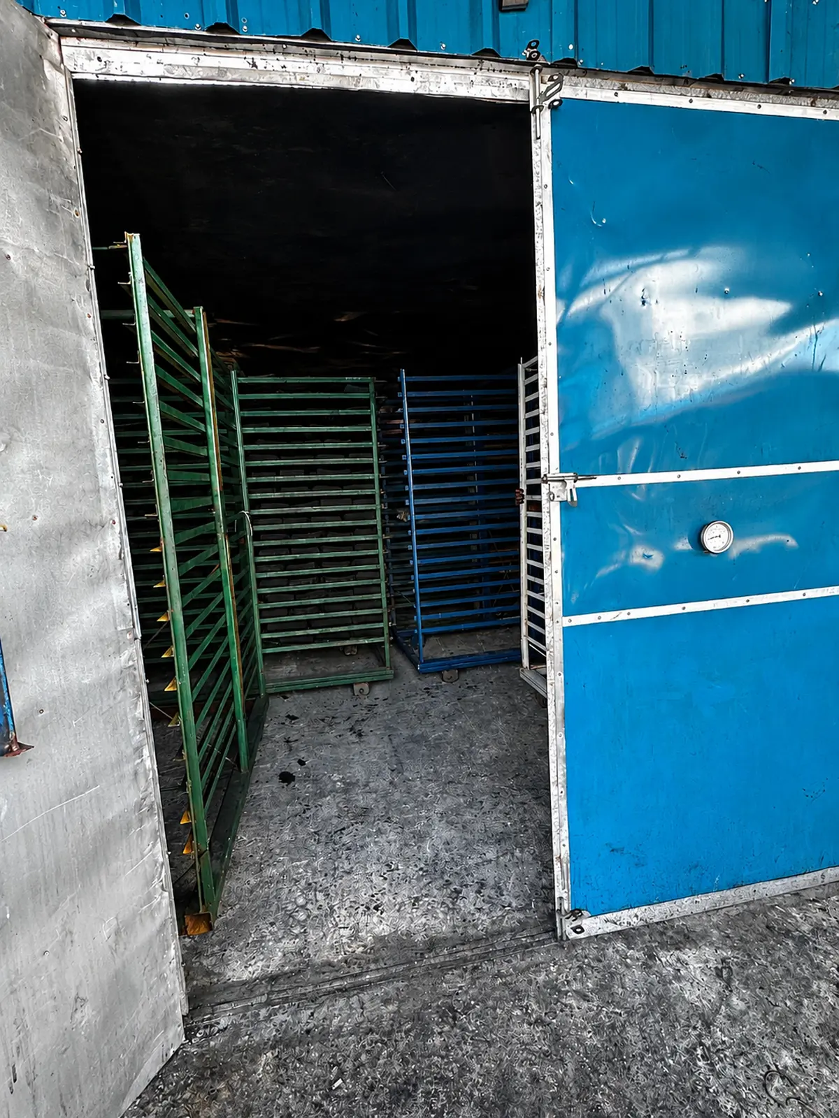 Heating oven used in coconut charcoal briquettes production process